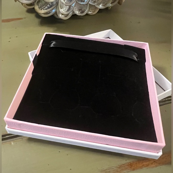 Disney 100 Limited Edition Pandora Gift Box - Picture 14 of 14